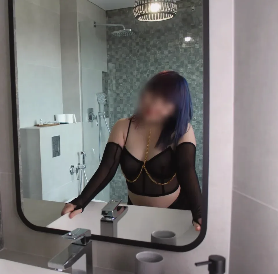 Sabrina, 24